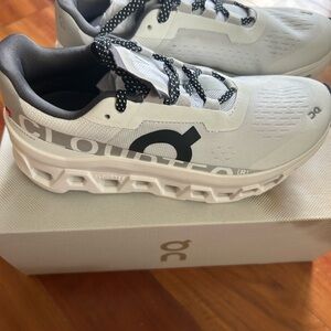 BRAND NEW WOMENS ON RUNNING CLOUDMONSTER